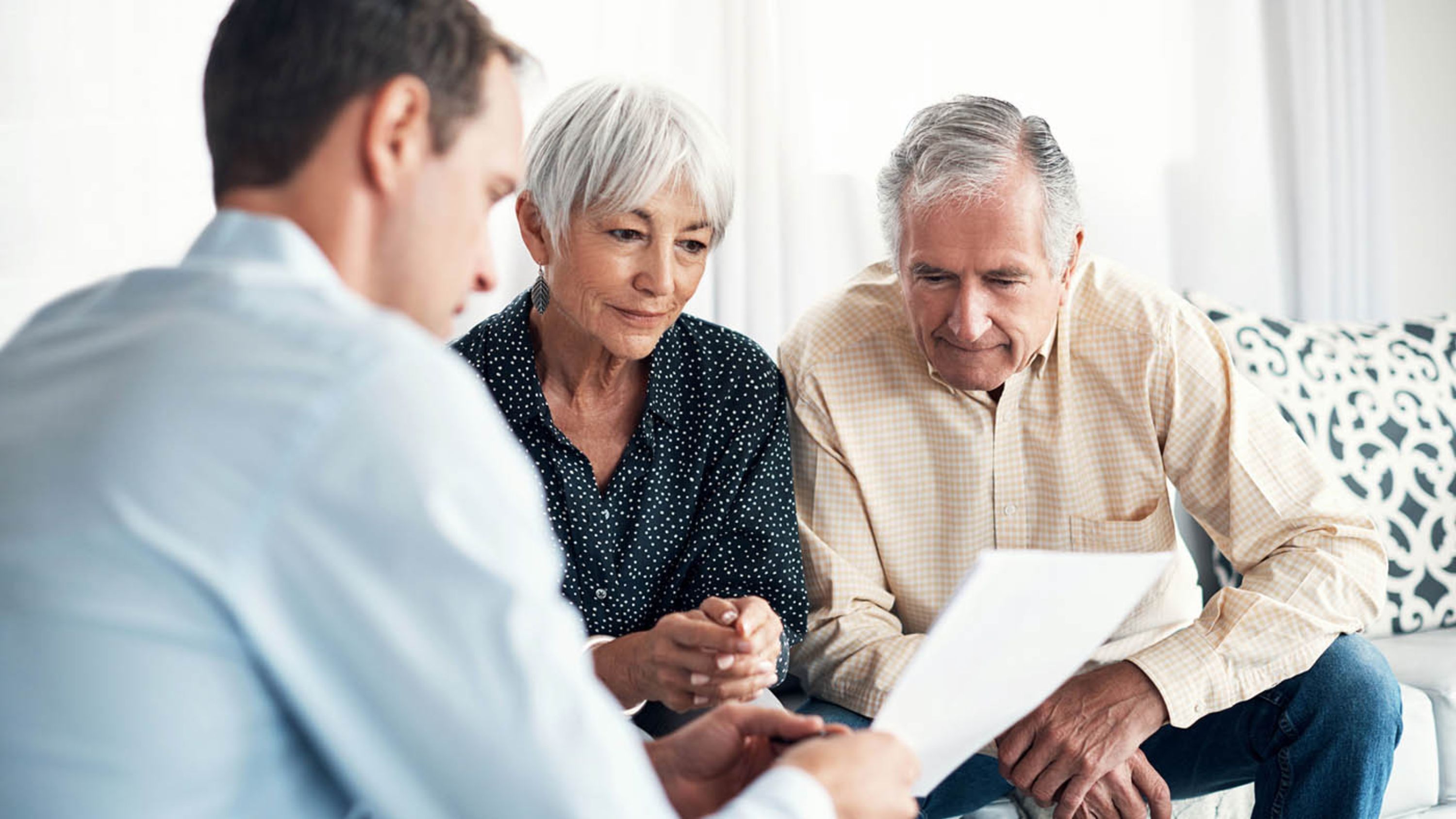 Una coppia di anziani regola il proprio patrimonio con un testamento. 