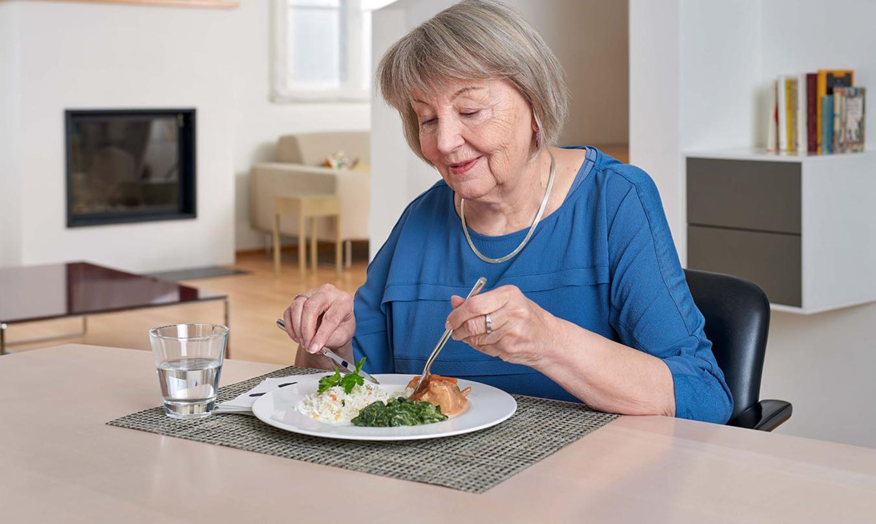 Une personne âgée savoure son repas de midi