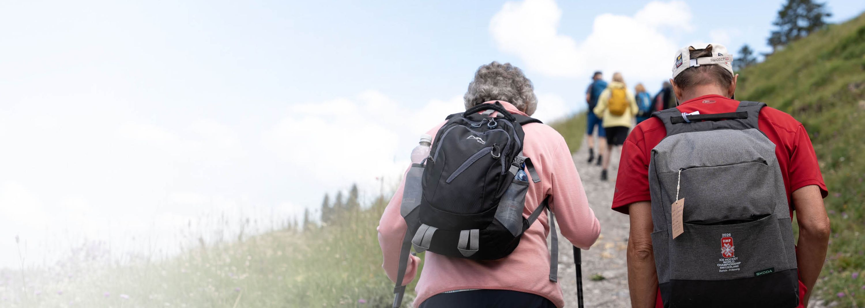 Zwei ältere Personen beim wandern.