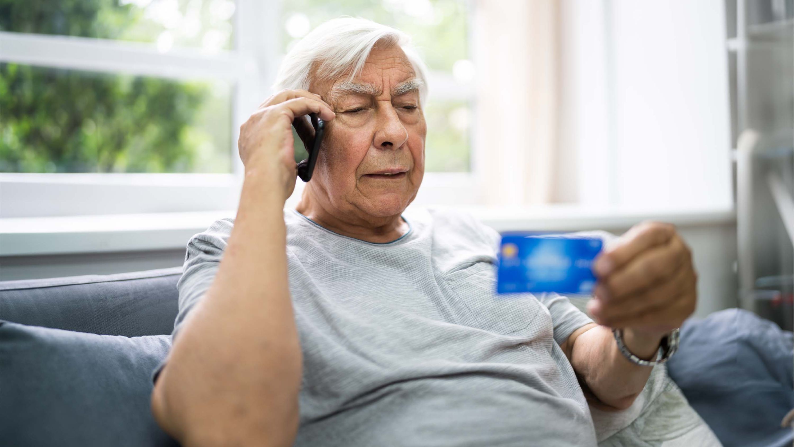 Ein älterer Mann am Telefon.