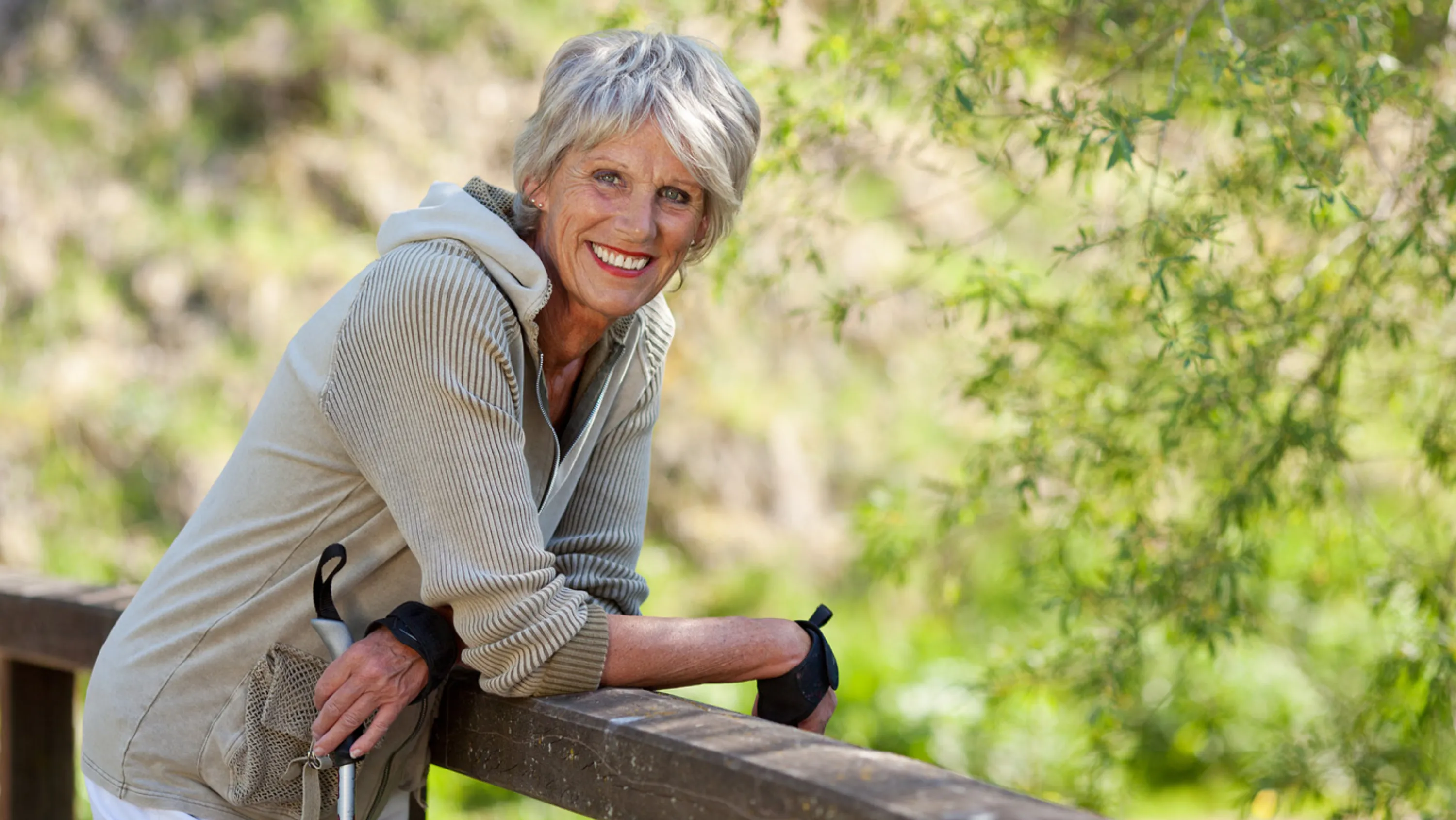Une femme fait de la randonnée par beau temps.
