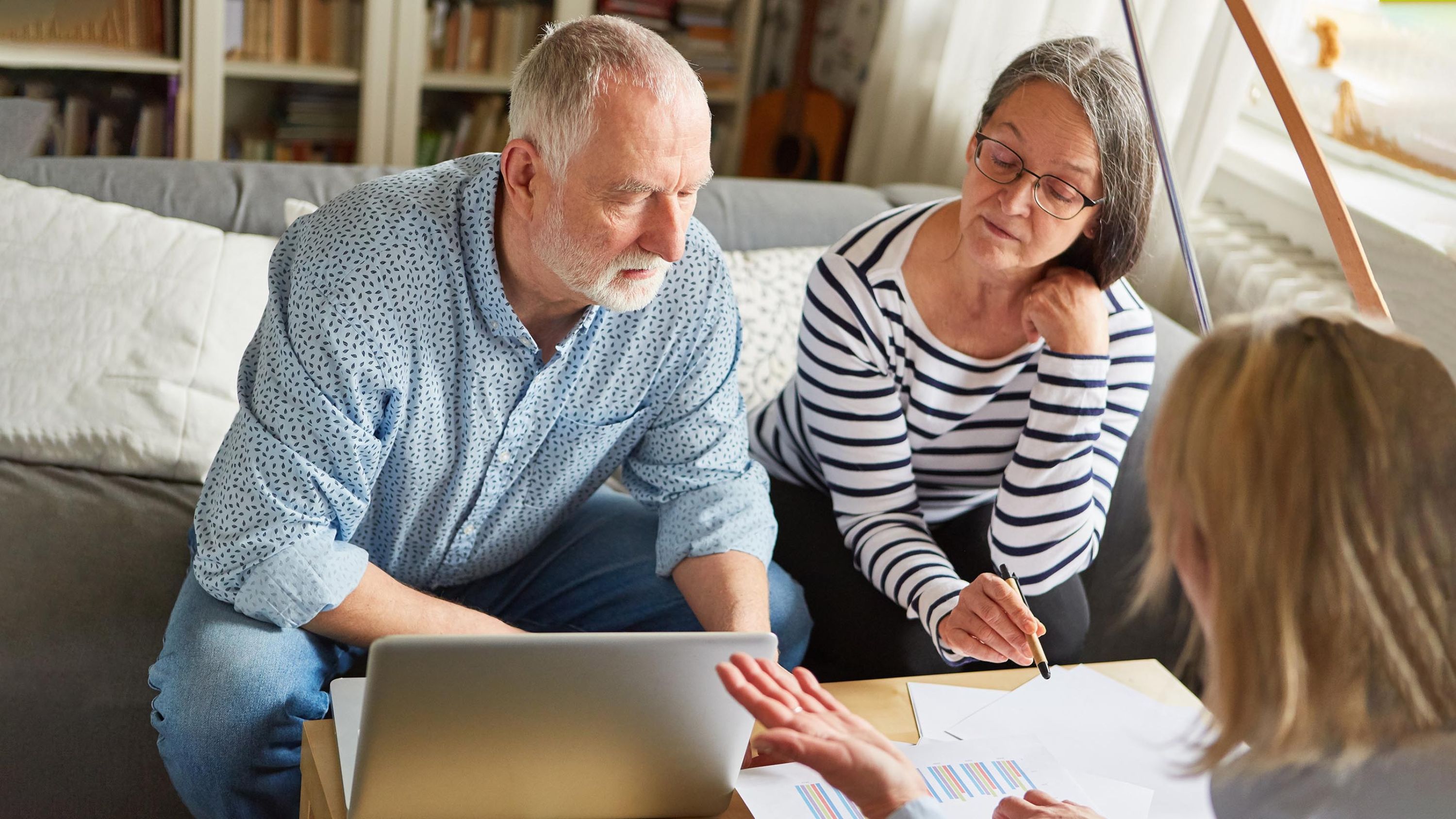 Couple âgé lors d'une consultation sociale