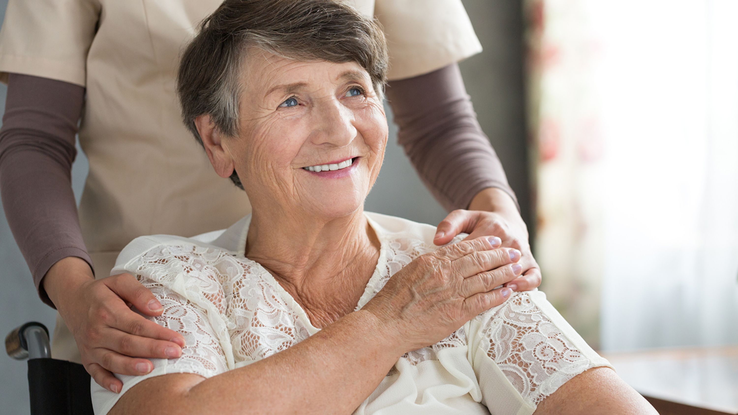 Eine unheilbar kranke Seniorin blickt dank Palliative Care einem selbstbestimmten Lebensende frei von Schmerzen und Ängsten entgegen.