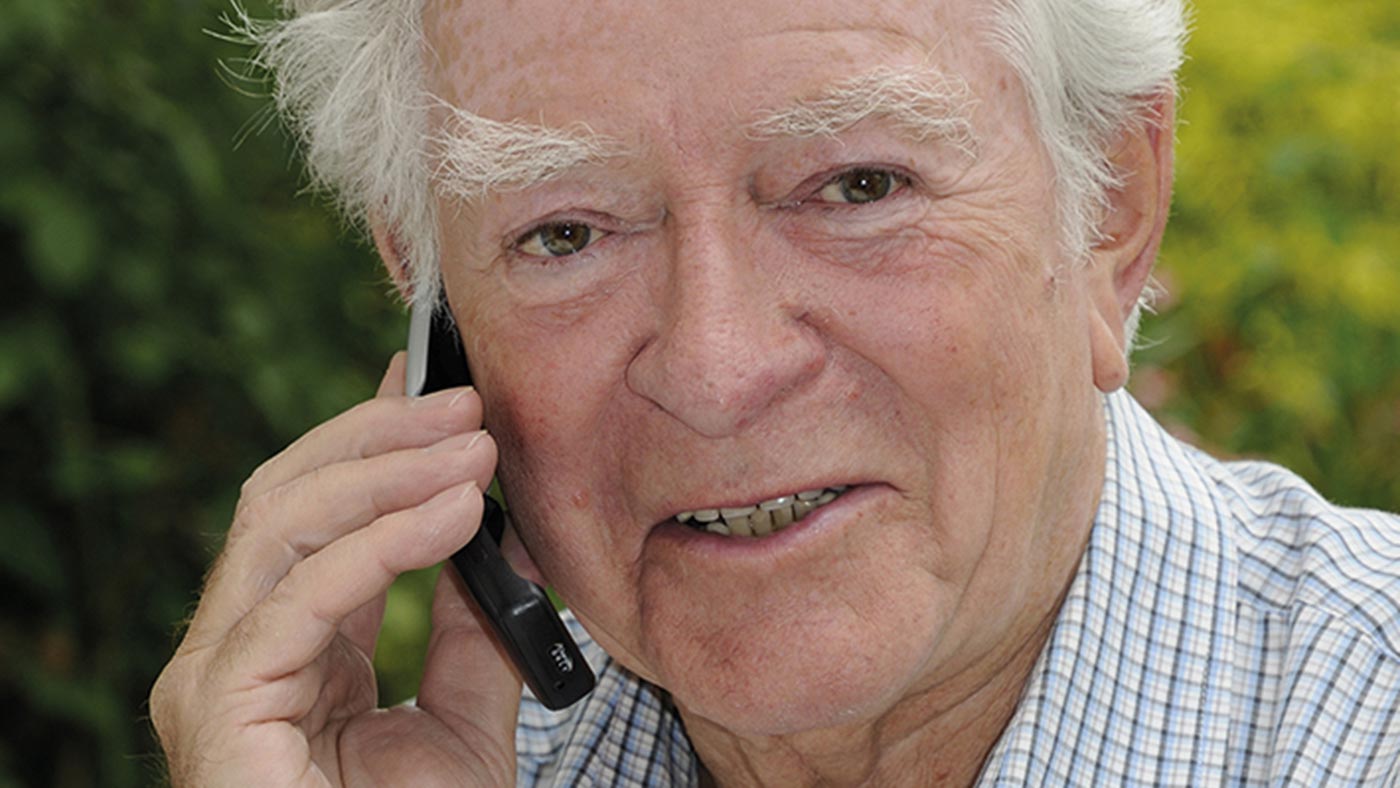Ein Senior telefoniert