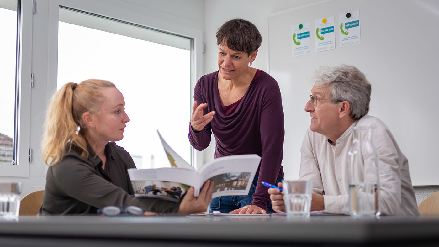 Team Beratung Gemeinden Besprechung am Tisch