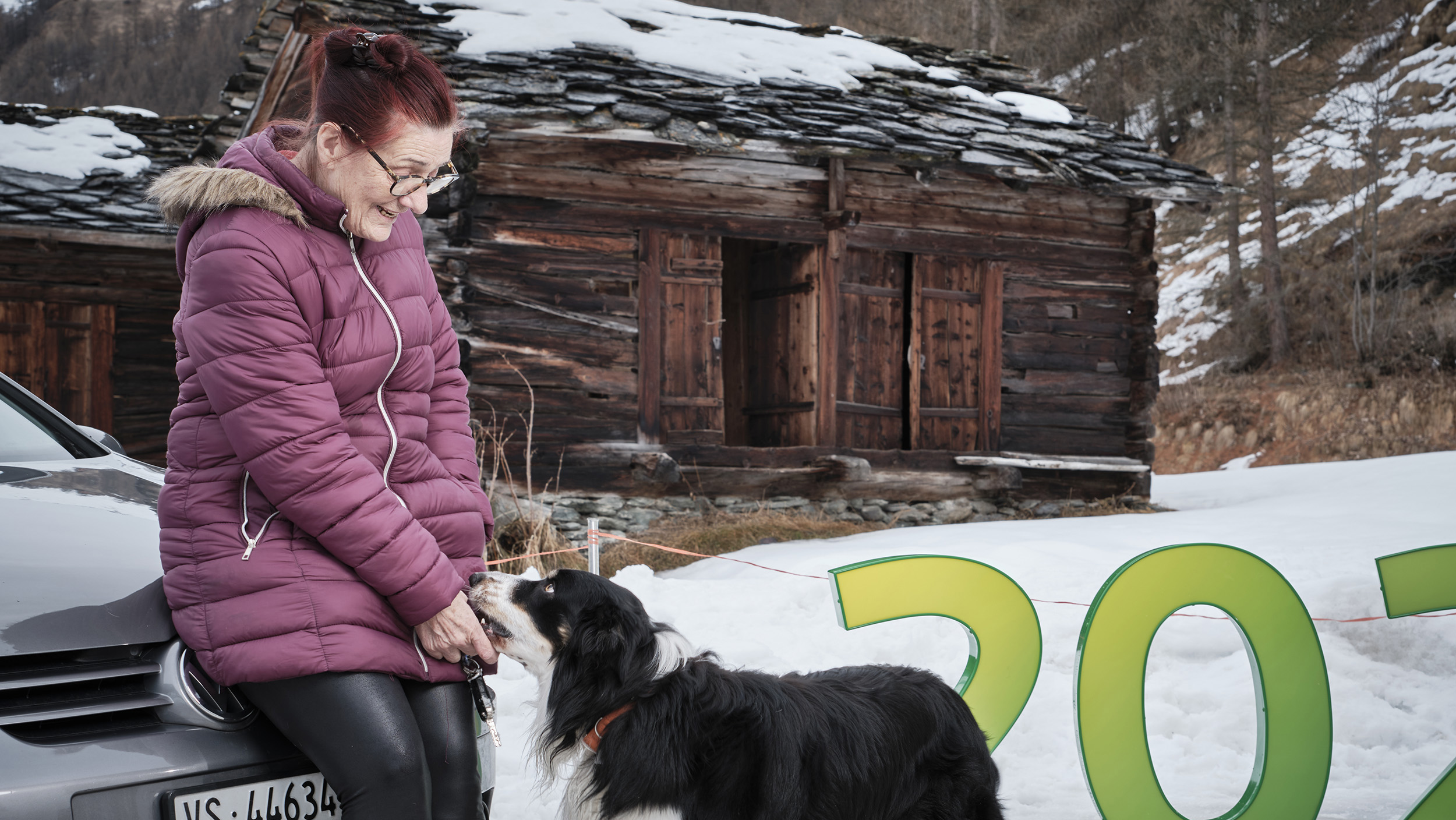 Colette Tissonier, 67 anni, con il suo cane Lulu e la sua auto