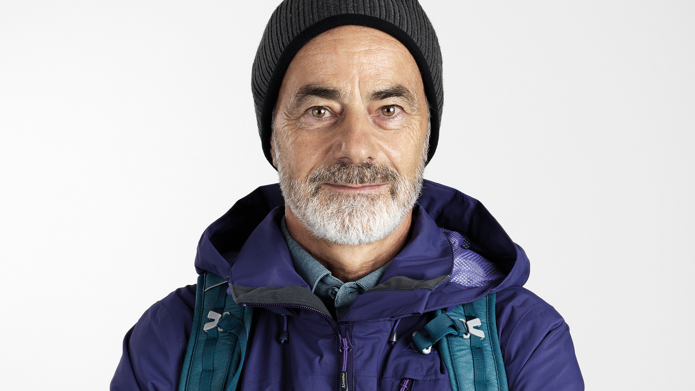 Un anziano con berretto e giacca invernale
