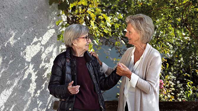 Deux femmes âgées se saluent chaleureusement