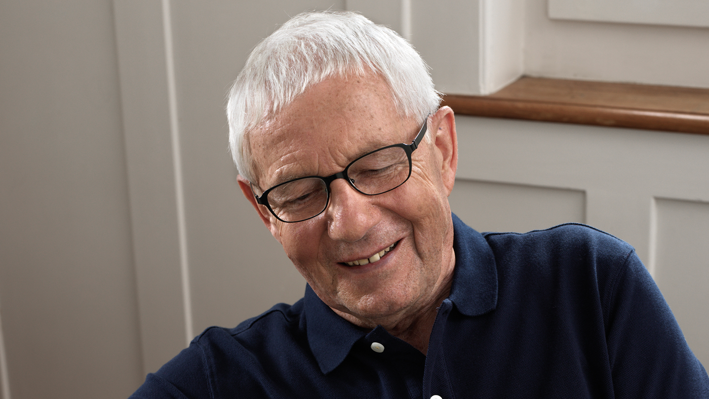 Senior Brille nachdenklich