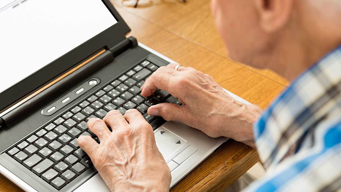 männliche Hände auf Laptoptastatur 