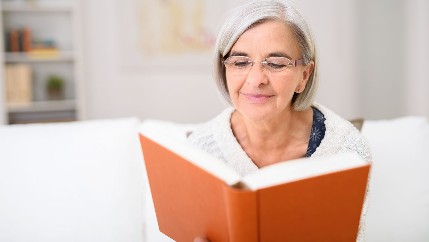 Kachel_Frau_am_Buchlesen