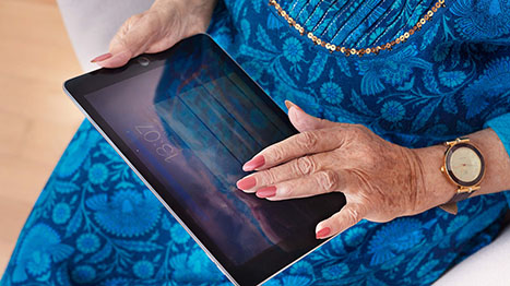 Une femme avec une tablette électronique