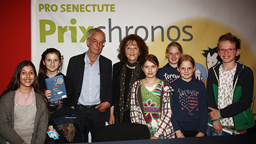 Ältere Menschen und Kinder an der Preisverleihung Prix Chronos 2018