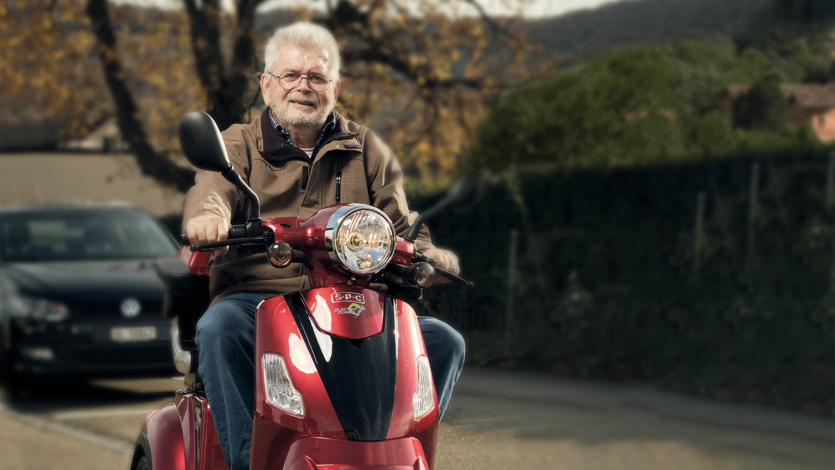 Joachim Hunsperger avec son scooter rouge.