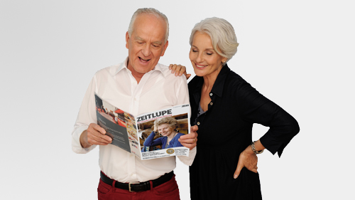 Una coppia di anziani legge la rivista Zeitlupe.