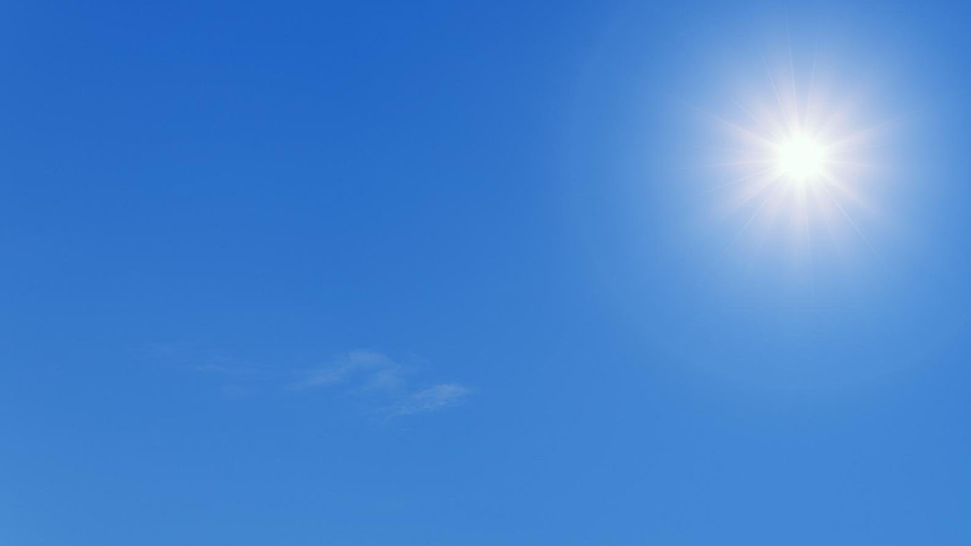 Blauer Himmel mit Sonne