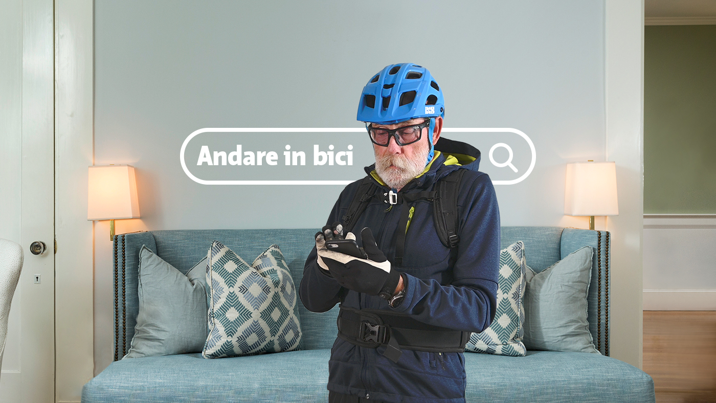 Un uomo con un casco da bicicletta.