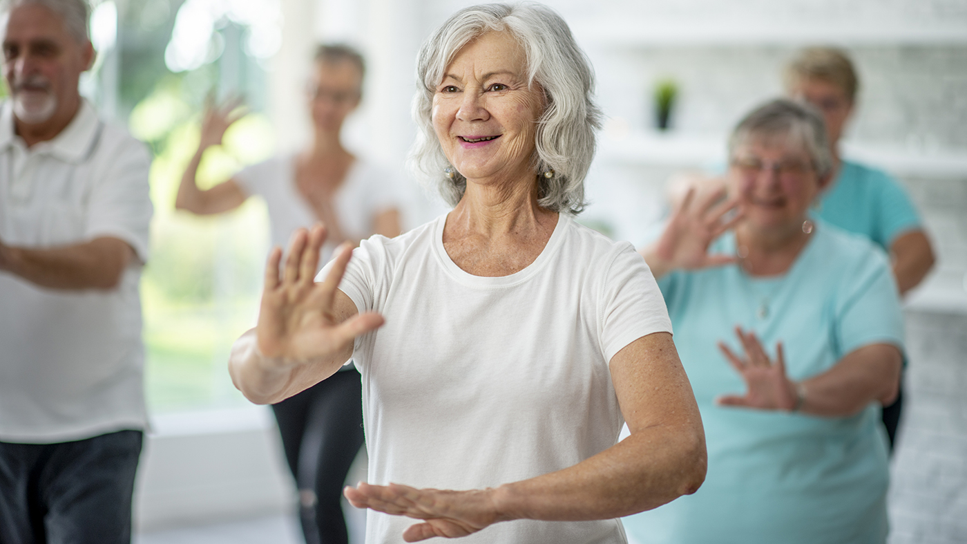 ältere Menschen beim Qi Gong