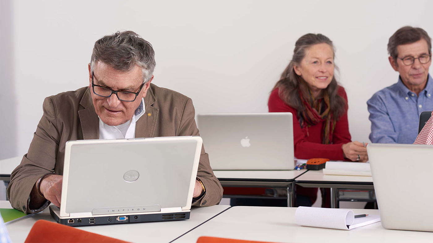 Senioren lernen den Umgang mit dem Computer.