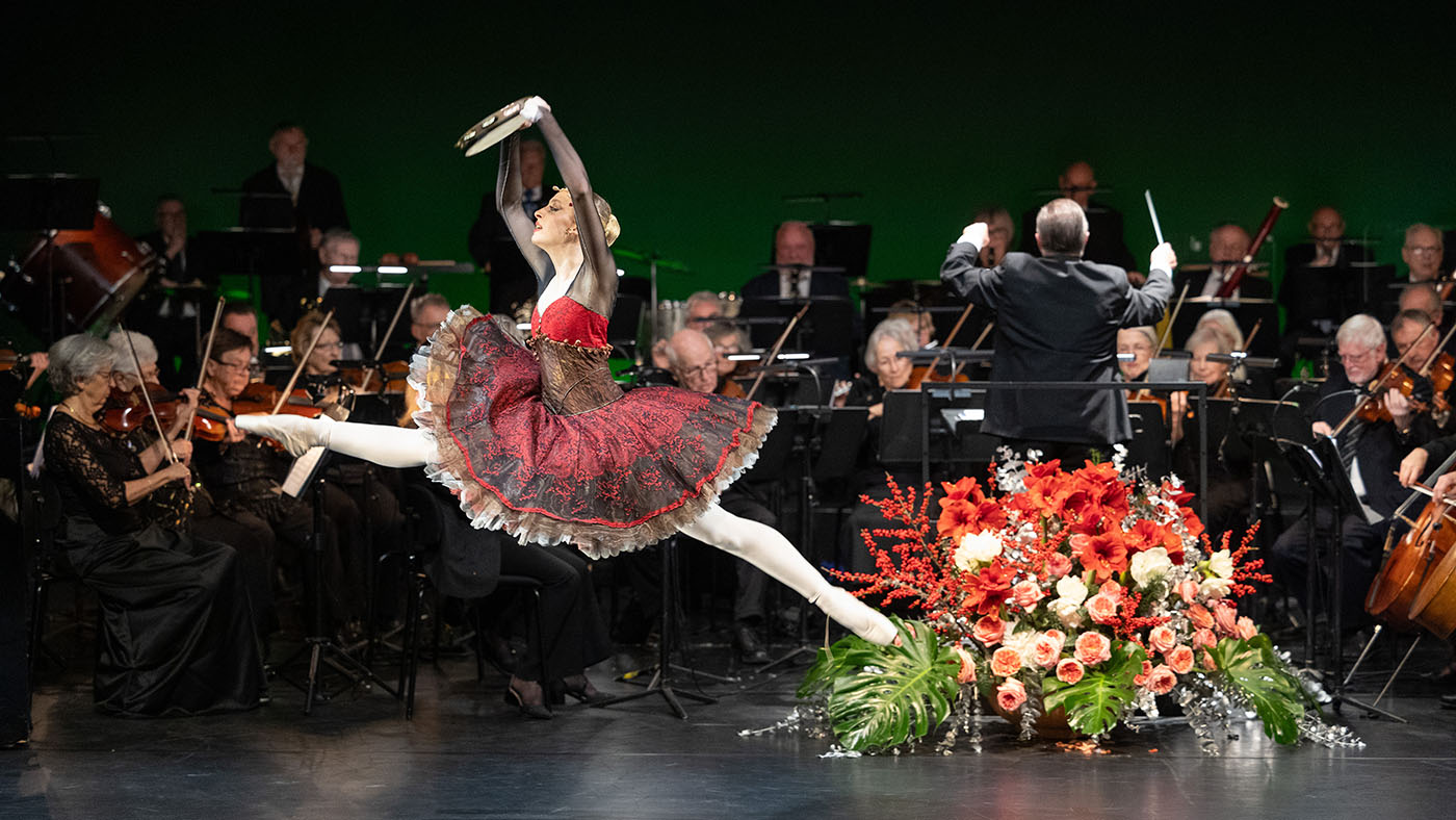 Eine Ballerina tanzt vor dem Luzerner Seniorenorchester.