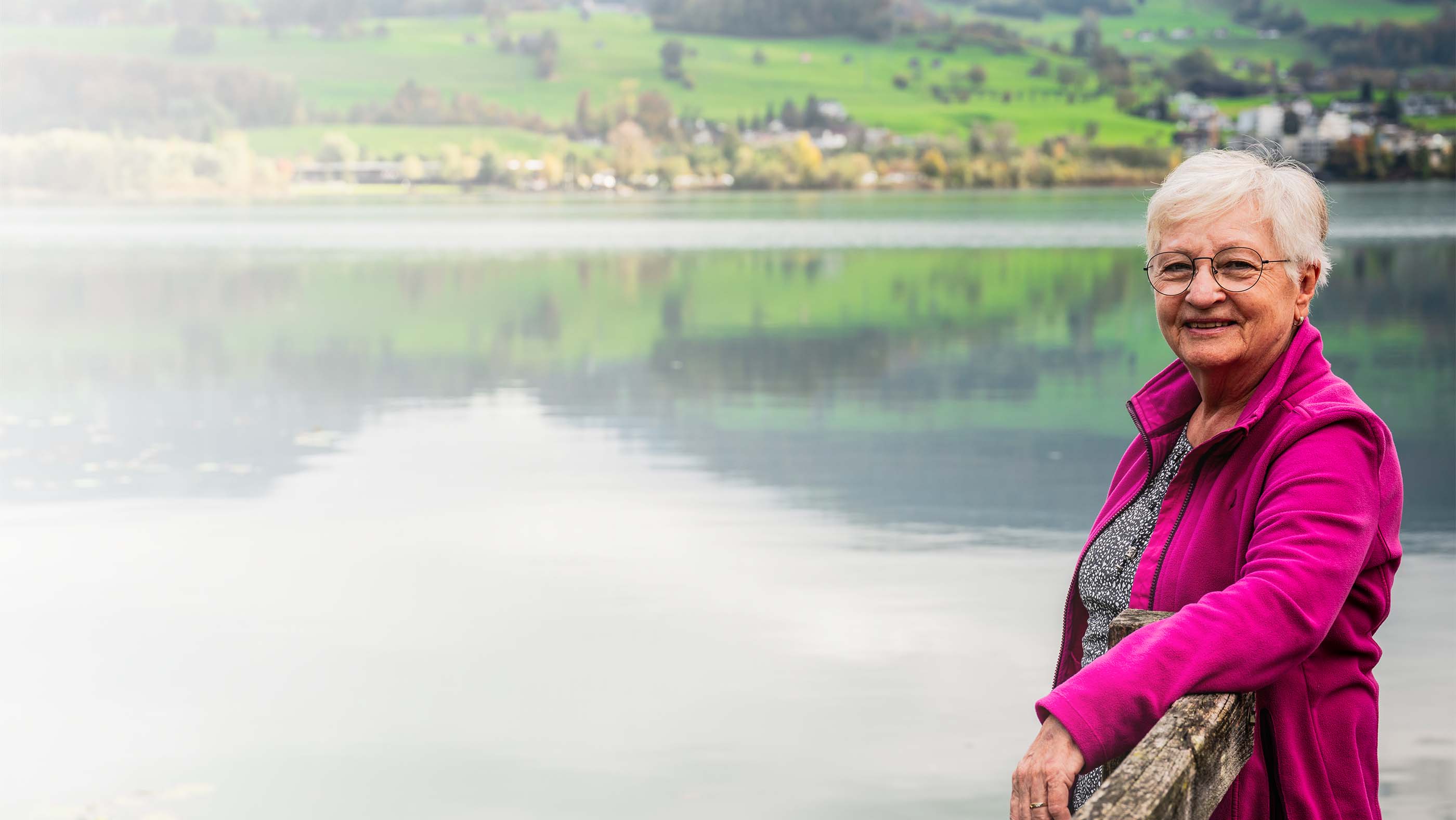 Trudy Jakober mit pinker Jacke am Ufer des Sarnersees in Obwalden