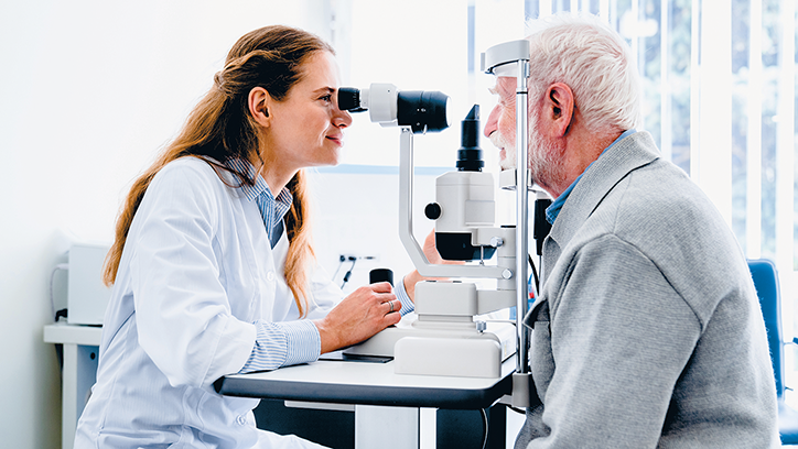 Mann auf Sofa massiert seine Füsse