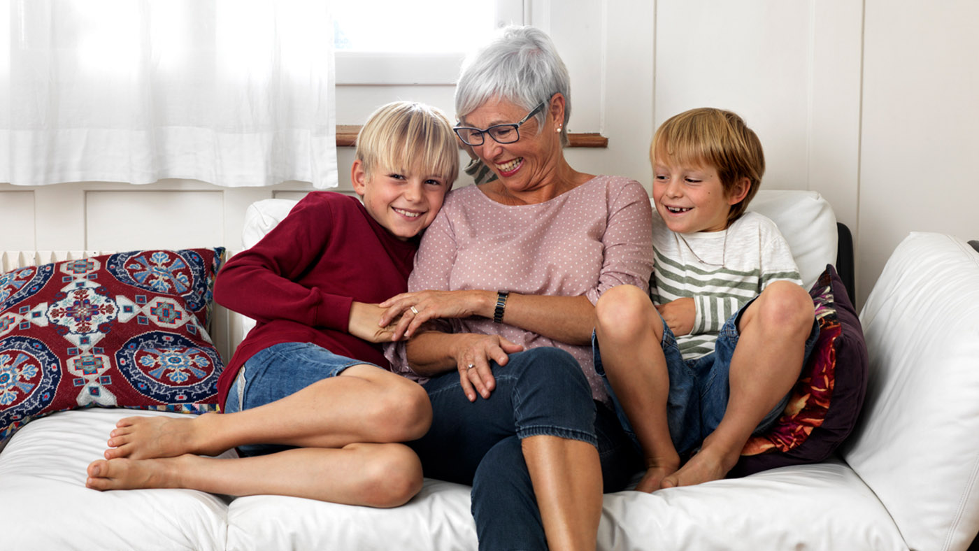 Eine Grossmutter freut sich mit ihren Enkeln auf eine Zukunft mit sicheren Renten für Jung und Alt.