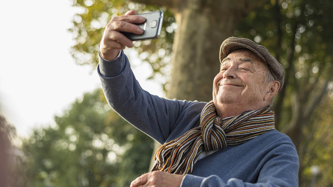 Mann macht ein Selfie von sich selbst.