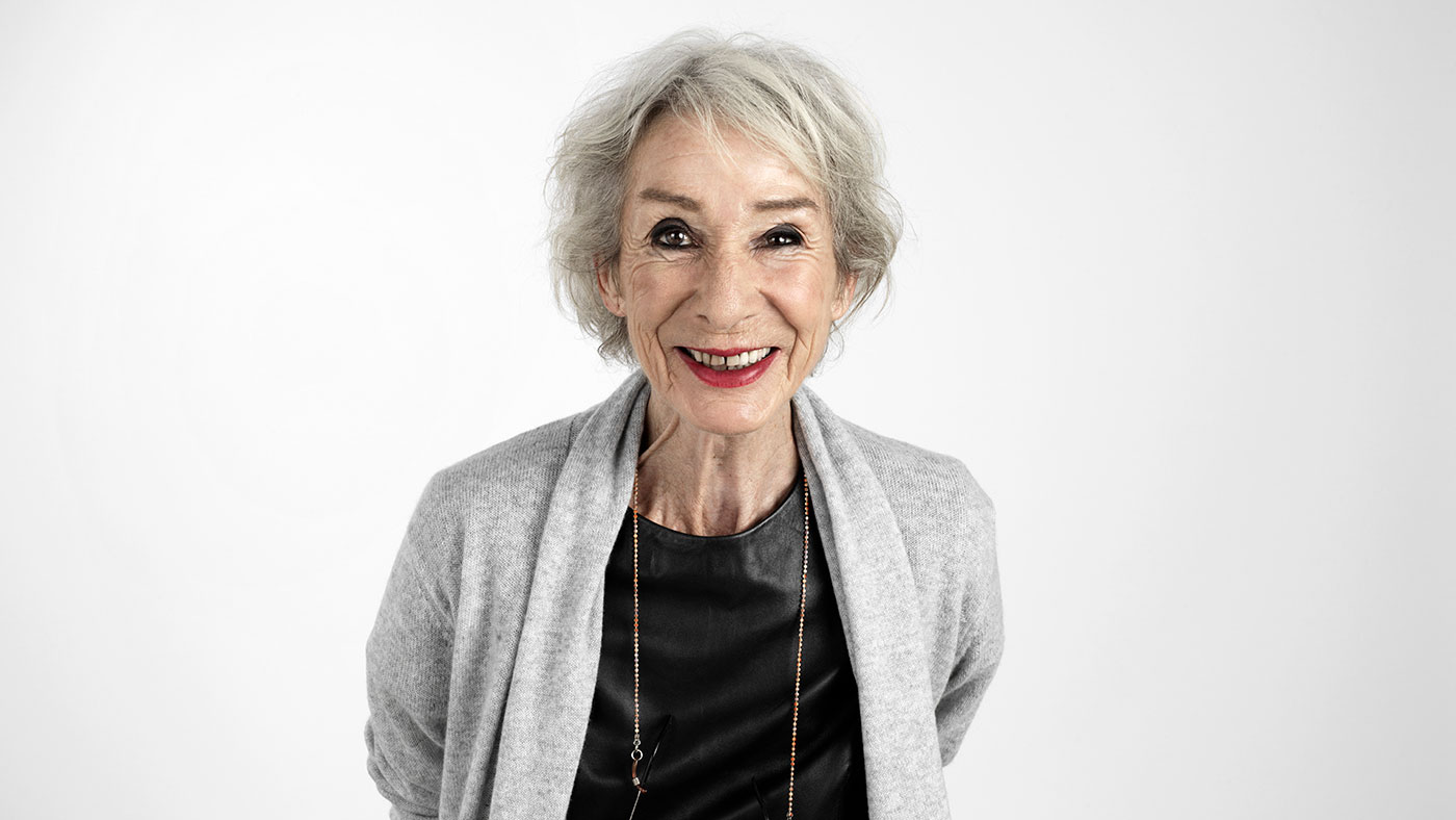 Portrait ältere Frau lacht in Kamera