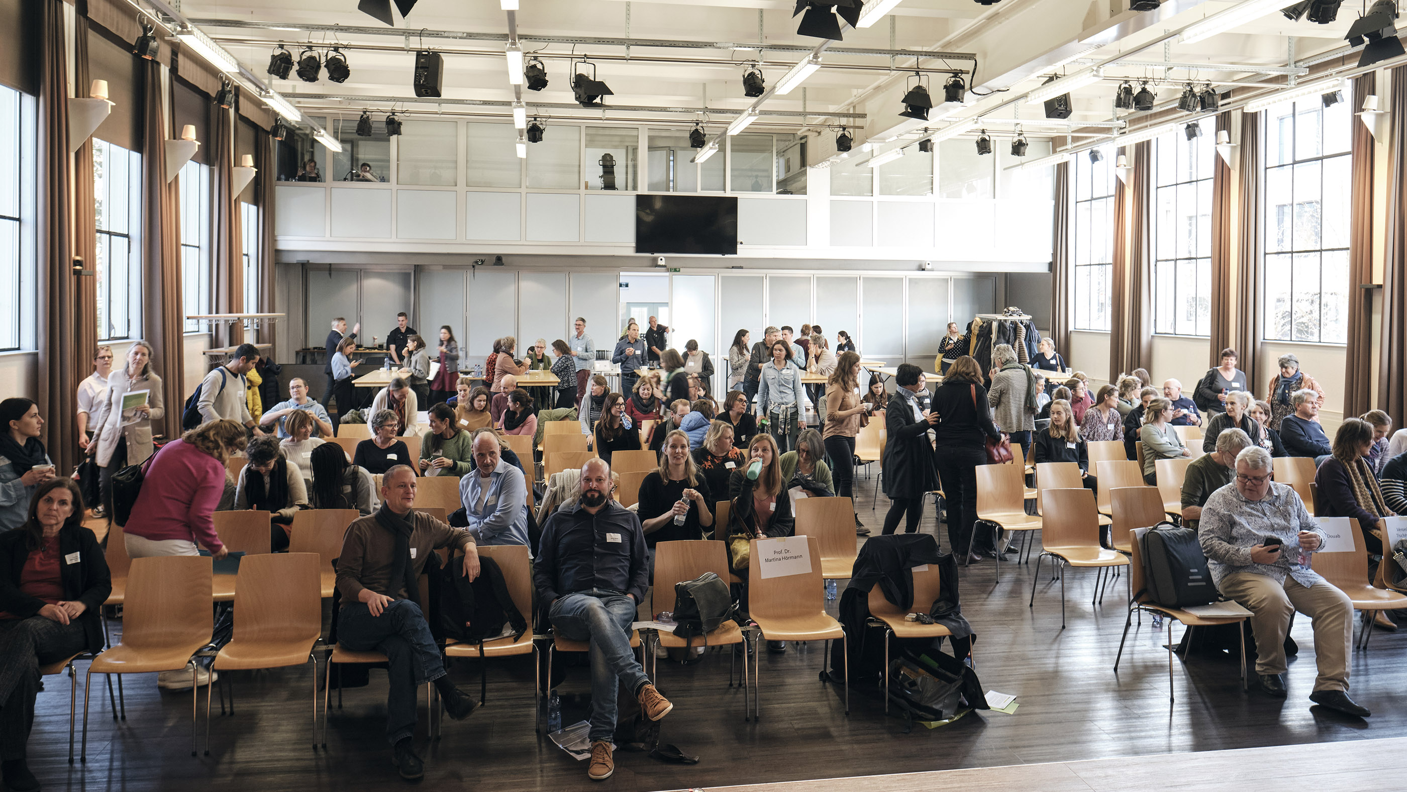 Plus de 100 conseillères et conseillers sociaux des organisations de Pro Senectute à la 20e Plateforme de la consultation sociale à Berne.