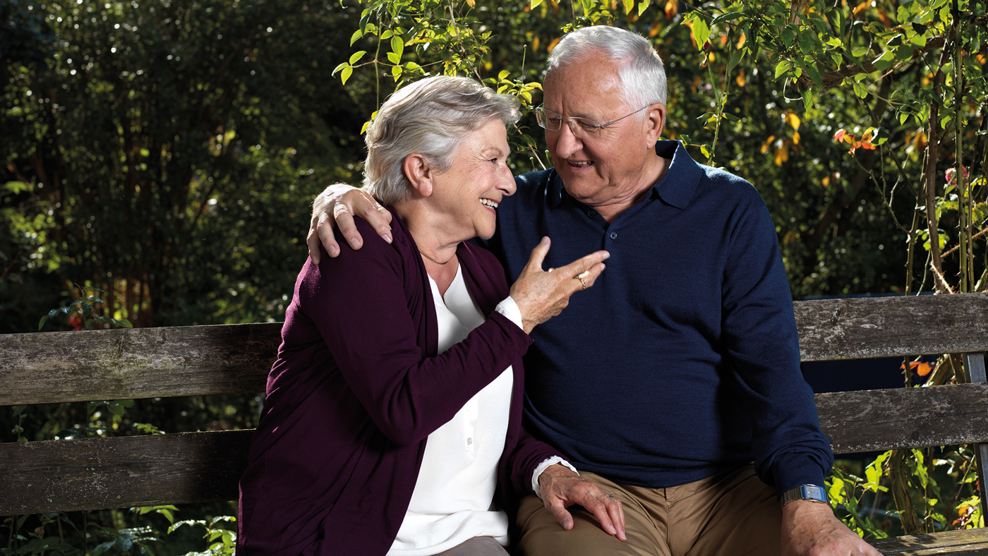 Un couple heureux sur un banc.