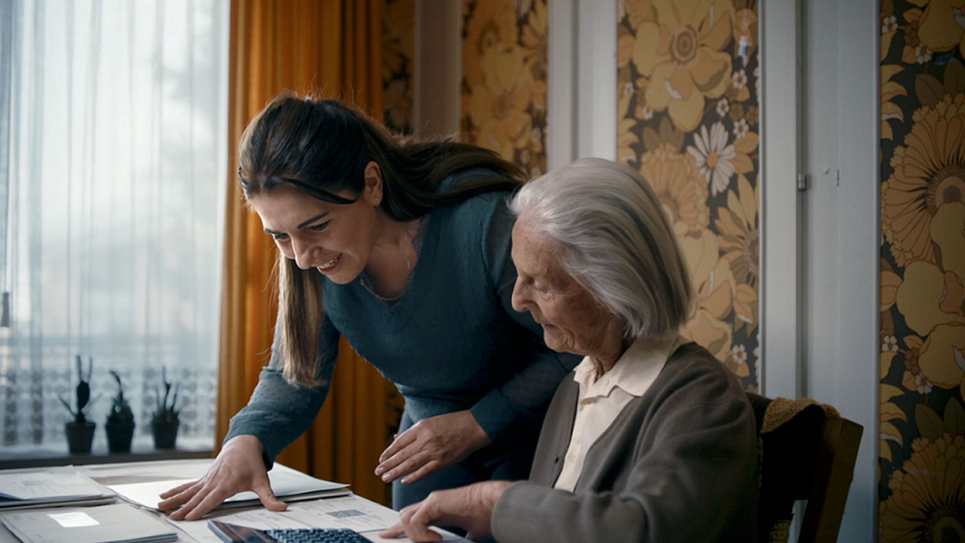Una donna più giovane aiuta una donna più anziana a compilare il suo mandato precauzionale.
