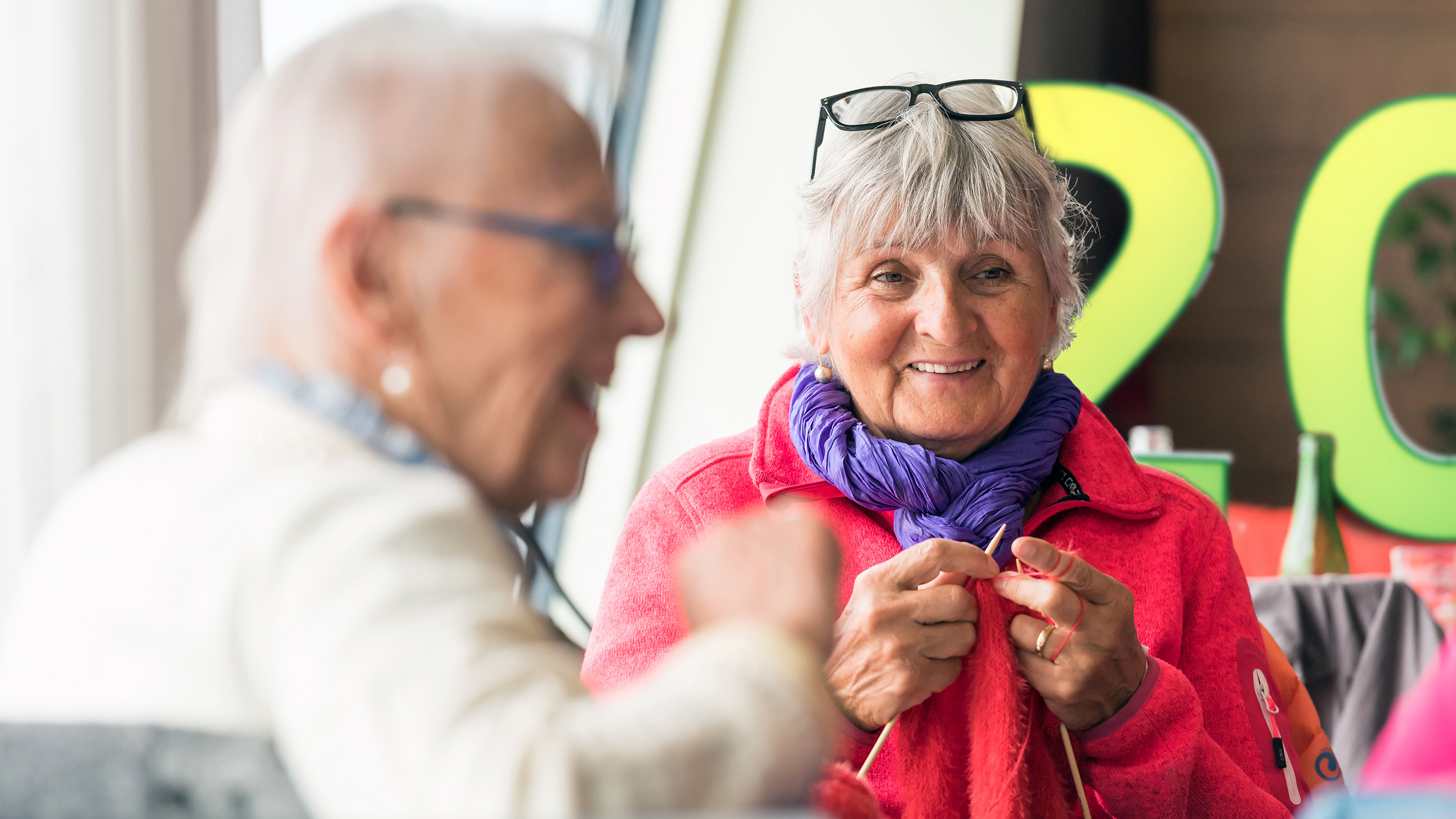 Une dame âgée à l’œuvre lors d’une croisière dédiée au tricot organisée par Zeitlupe en octobre 2021