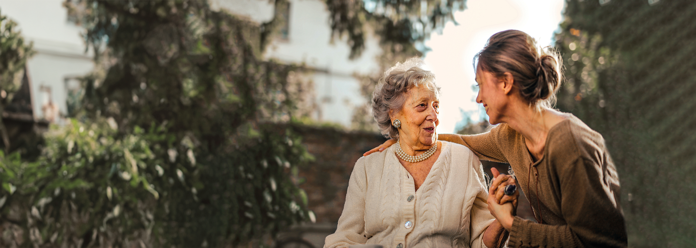 Eine ältere Frau und ihre Tochter