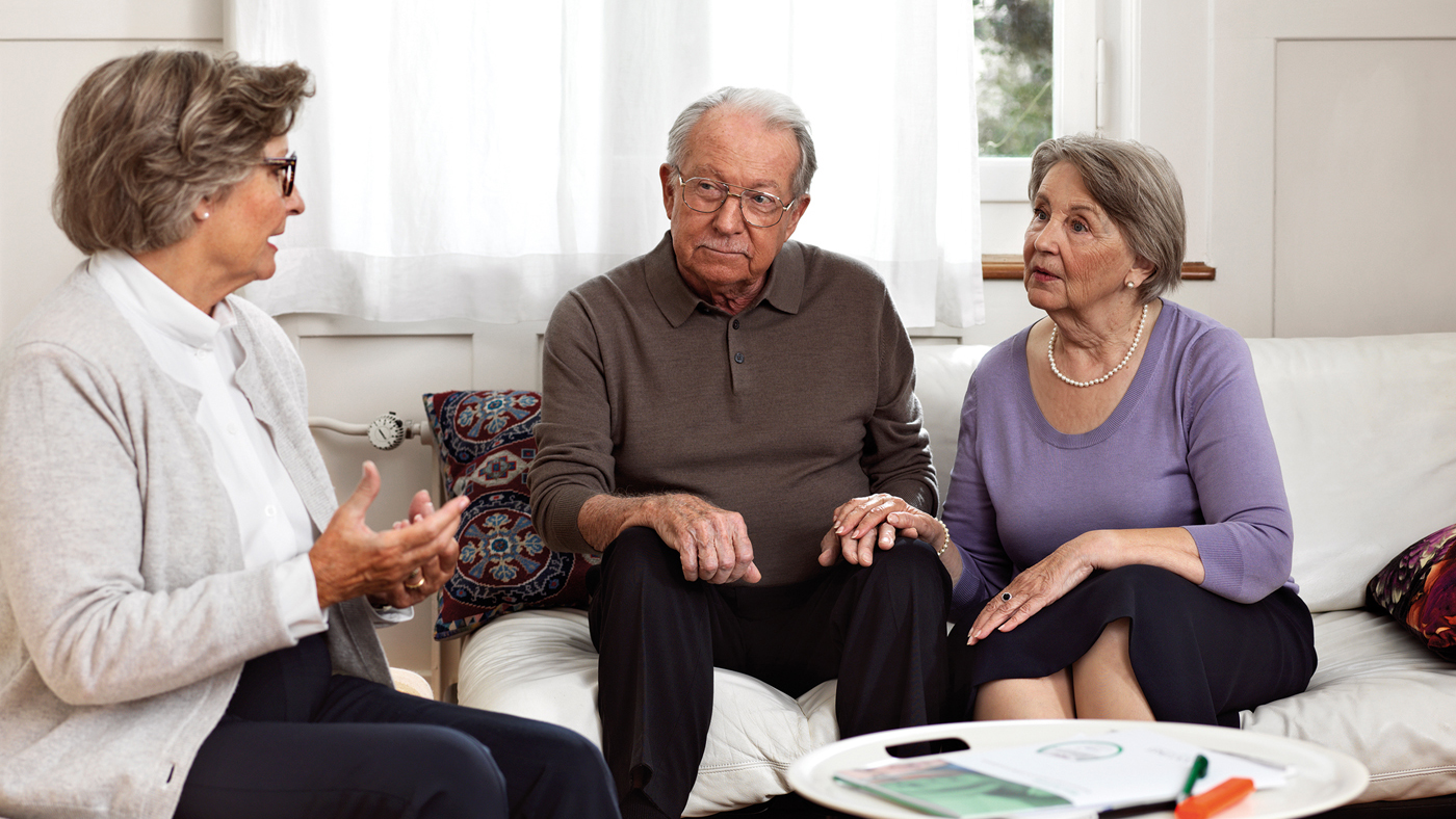 Un couple âgé lors d'une consultation sur le logement