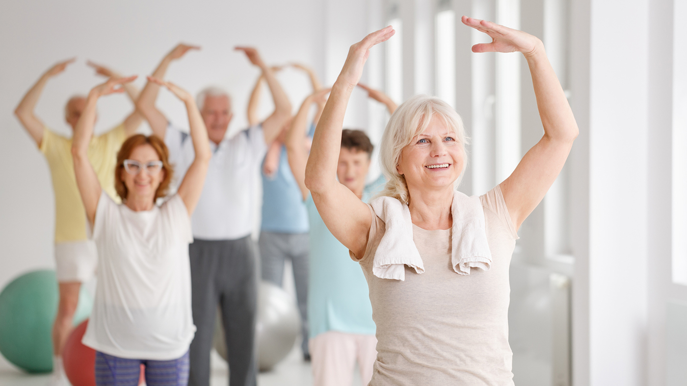 Des seniors faisant de la gymnastique en groupe.