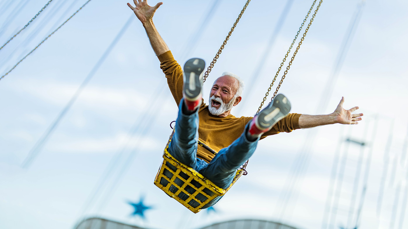 Fröhlicher Senior auf Wellenflieger